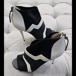 L.A.M.B. Black & White Leather Ankle Zip Bootie Heels Peep Womens Shoes 9 $345